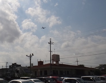 トリミング縮小)2016年11月4日12時 嘉手納米軍基地。沖縄市山内住宅街上空違反飛行する米軍機(写真) .jpg