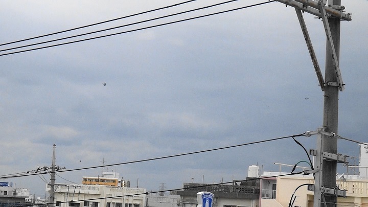 2016年1月20日午後3時53分　沖縄市街地上空で爆音と排気ガスを撒き散らし、違反飛行を繰り返す米軍戦闘機３機(2)50％.jpg