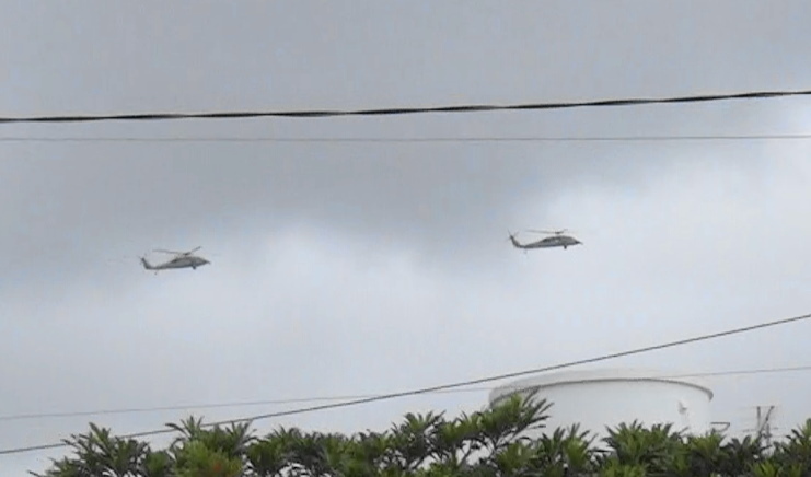 2016年2月20日午前11時20分　嘉手納町住民地域上空で違反飛行を繰り返す米軍ヘリ２機①.JPG