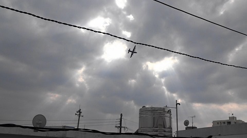 2017年2月15日午後3時19分嘉手納米軍基地。住民地域上空で急旋回・急上昇、爆音と排気ガスをまき散らし違反飛行を繰り返す米軍機。(7).jpg 