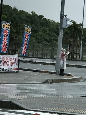 降りしきる雨の中のスタンディング行動 IMG_5196.jpg