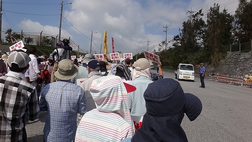 2014.8.14ｷｬﾝﾌﾟｼｭﾜｰﾌﾞ前抗議①