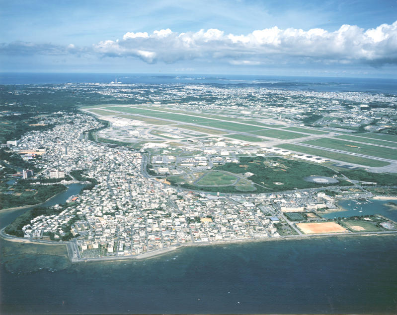 嘉手納町の南側に位置する嘉手納飛行場.jpg