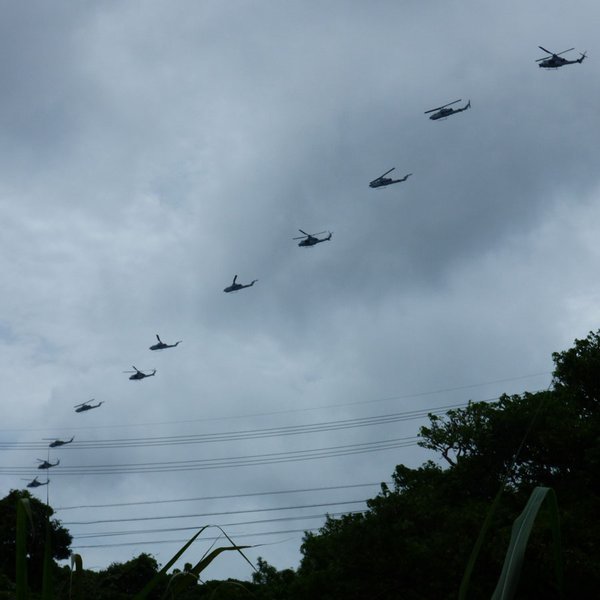 KOZA24さん ５月１０日13：59　沖縄県北中城上空、バカ米軍ヘリがパレード？ふざけるな！の映像.jpg
