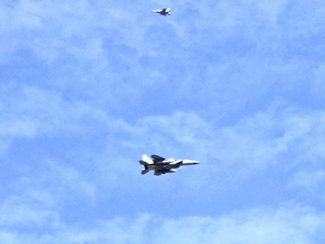 hm 9月22日午前10時24分嘉手納米軍基地。沖縄市美里の住民地域上空で違反飛行を繰り返す米軍戦闘機。人権侵害だ!!!(2).jpg