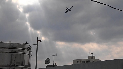 2017年2月15日午後3時19分嘉手納米軍基地。住民地域上空で急旋回・急上昇、爆音と排気ガスをまき散らし違反飛行を繰り返す米軍機。(11).jpg