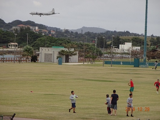 子どもたちのすぐ傍らを米軍機が上空通過DSC00530.jpg