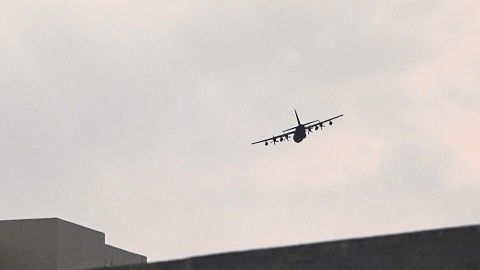 2017年2月15日午後3時19分嘉手納米軍基地。住民地域上空で急旋回・急上昇、爆音と排気ガスをまき散らし違反飛行を繰り返す米軍機。(16).jpg