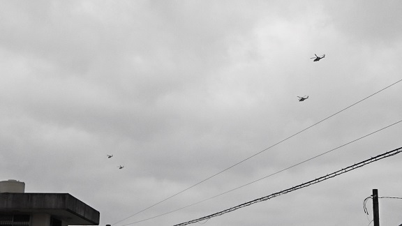 30%) 2017年4月15日午前11時43分嘉手納町住民地域上空で違反飛行を繰り返す米軍機ヘリ　４機.jpg