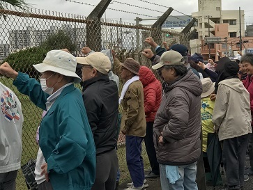 縮小)基地に向かってシュプレヒコール　IMG_1232.jpg