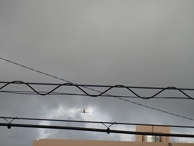 15％縮小)DSC035672016年9月2日午後4時33分　沖縄市役所付近住民地域上空で、爆音と排気ガスを撒き散らし違反飛行を繰り返す米軍機.jpg