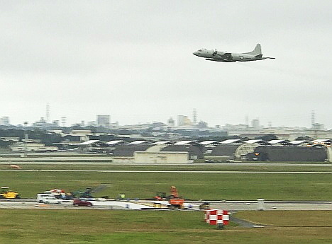 北側滑走路を工事中にの南側滑走路を離陸する米軍機 IMG_7044.jpg