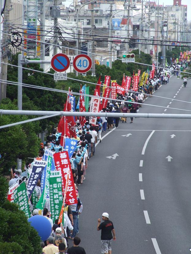 普天間交差点から見た行進の列.JPG