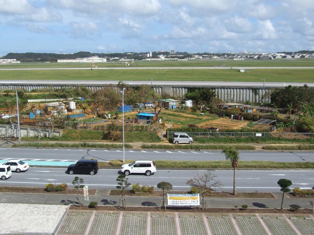 町民集会・横断幕と基地２.JPG