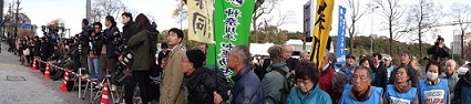 判決を待つ原告(最高裁正門)DSC04414.JPG